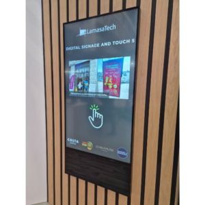 Versi Digital Poster displaying touch screen abilities