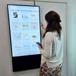 Versi Digital Poster displaying jewellery using cloudshelf